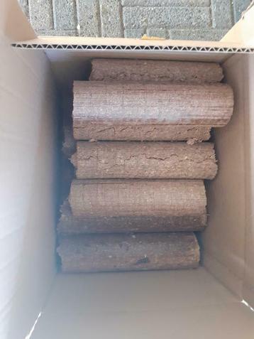 Haardhout op,  Bio-briket Piny Kay en Ruf de vervangers. beschikbaar voor biedingen