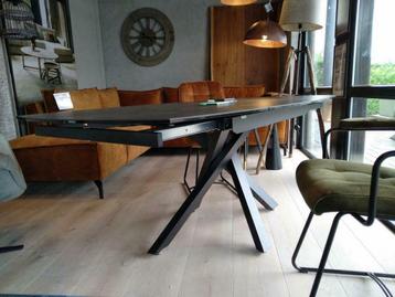 Eetkamertafel uitschuifbaar keramiek blad beschikbaar voor biedingen