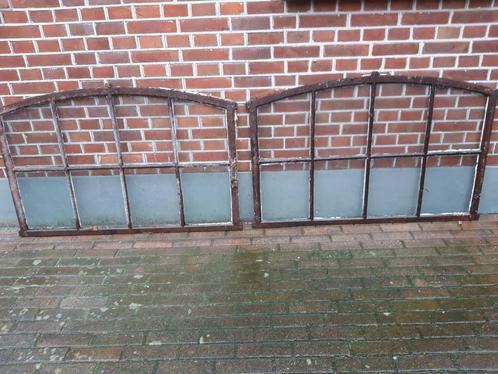 2 stuks oude grote getoogde gietijzeren stalramen met glas, Doe-het-zelf en Verbouw, Glas en Ramen, Zo goed als nieuw, Minder dan 80 cm
