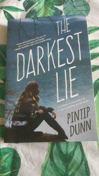 Pintip Dunn: the Darkest lie, paperback Engels, Boeken, Taal | Engels, Zo goed als nieuw, Ophalen of Verzenden