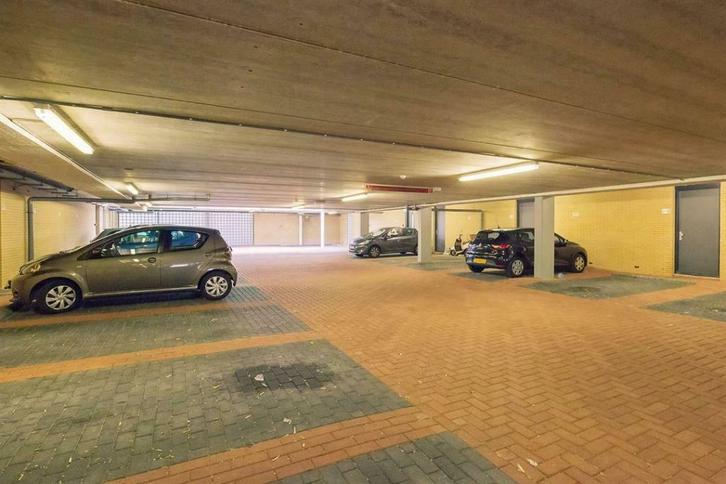 Parkeergarageplaats te huur Barendrecht / Carnisselande, Auto diversen, Autostallingen en Garages