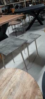 Side table/styling table. Aluminium set van 2, 3/poot