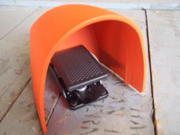 01490 Suns voetschakelaar met bescherming beschikbaar voor biedingen