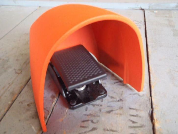 01490 Suns voetschakelaar met bescherming, Doe-het-zelf en Verbouw, Elektra en Kabels, Gebruikt, Schakelaar, Ophalen of Verzenden