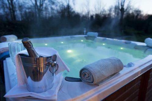 JULI-AUG2-20psFrieslanditwiid bungalow buitenspa sloep sauna, Vakantie, Vakantiehuizen | Nederland, Friesland, Chalet, Bungalow of Caravan