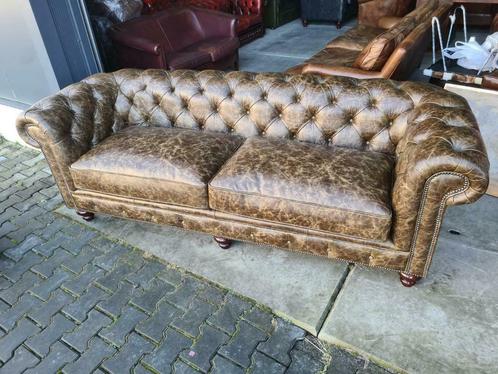 ENGELSE Chesterfield vintage bank NIEUW + GRATIS BEZORGD, Huis en Inrichting, Banken | Bankstellen, Nieuw, Rechte bank, 200 tot 250 cm