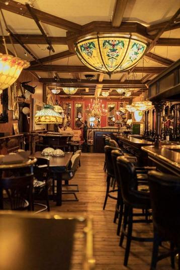 Bar, huisbar, cafe toebehoren, lambrisering, statafels beschikbaar voor biedingen