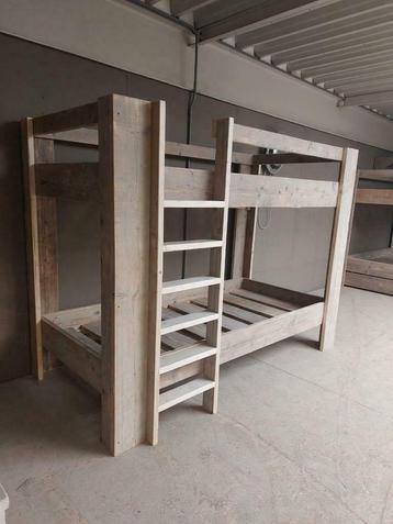 Mooi robuust stapelbed van gebruikt steigerhout beschikbaar voor biedingen