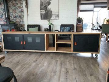 Industrieel tv meubel met lockers 2.5 meter beschikbaar voor biedingen