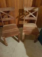 Twee nette teakhouten stoelen