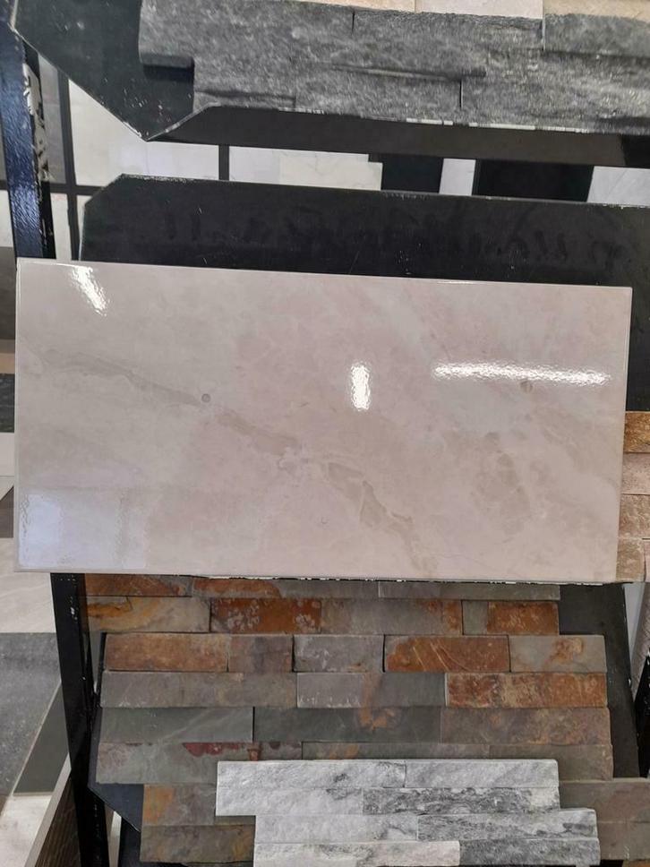 25x50cm creme / beige glans marmerlook wandtegel €12,50 pm2, Doe-het-zelf en Verbouw, Tegels, Nieuw, Wandtegels, Keramiek, 40 tot 60 cm