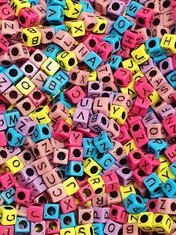 💓 c.a. 45 gram mix acryl letterkralen 6mm gat: 3mm c.a. 290 beschikbaar voor biedingen