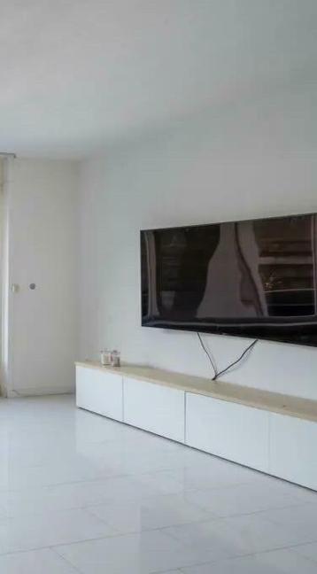 Besta tv meubel met houten plank (240 cm)