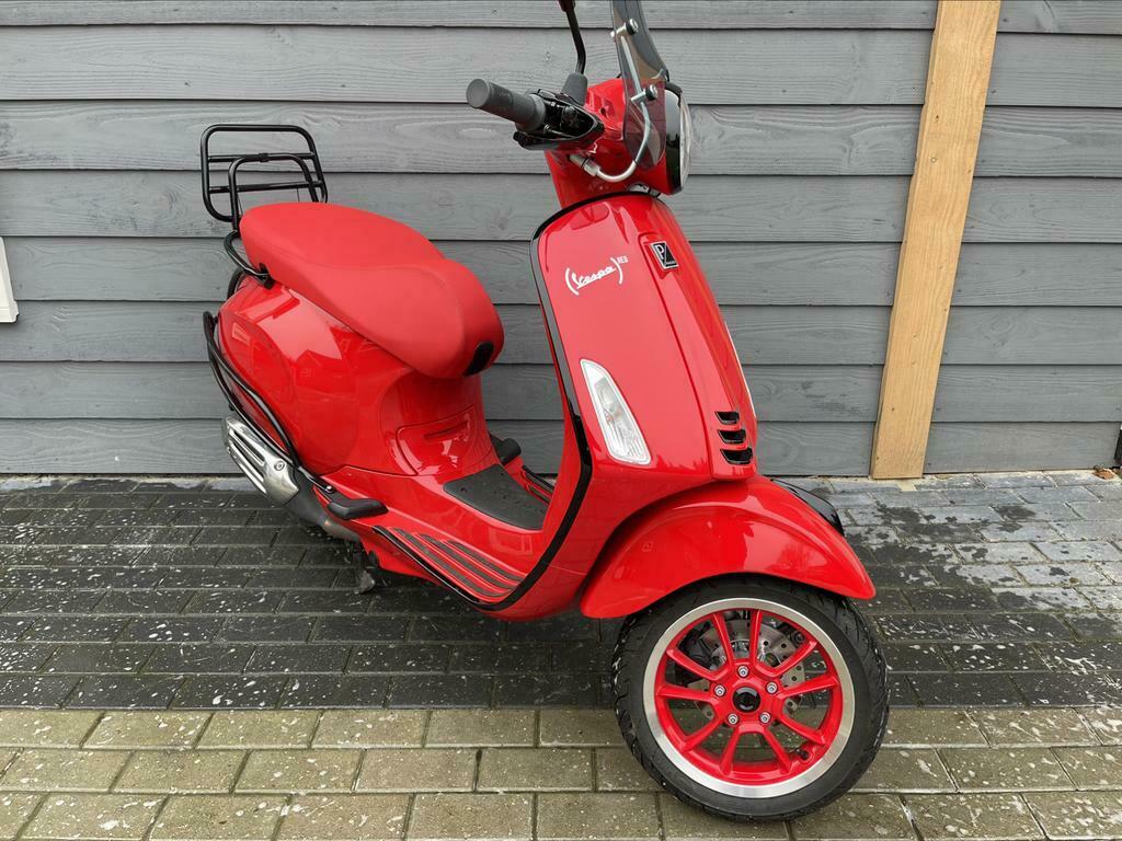 ≥ Vespa primavera Red edition, 2021, 2655km , 25 km/h — Scooters | Vespa —  Marktplaats