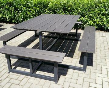 Vierkante picknicktafel, jumbo of 3 zijdig. Duurzaam beschikbaar voor biedingen