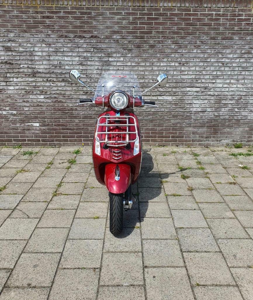 ≥ Vespa Primavera Touring 25 km rood!! — Scooters | Vespa — Marktplaats