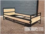 Bed zwarte steigerbuis met steigerhout