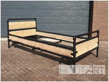 Bed zwarte steigerbuis met steigerhout beschikbaar voor biedingen