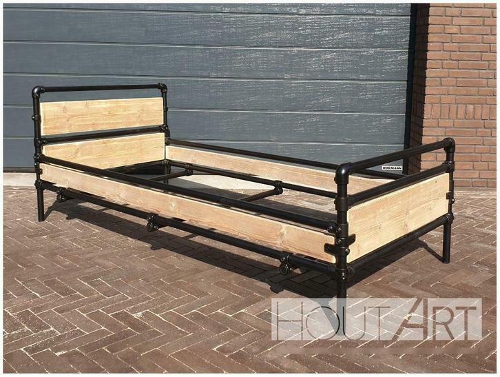 Bed zwarte steigerbuis met steigerhout, Huis en Inrichting, Slaapkamer | Bedden, Nieuw, Eenpersoons, 90 cm, 200 cm, Hout, Zwart