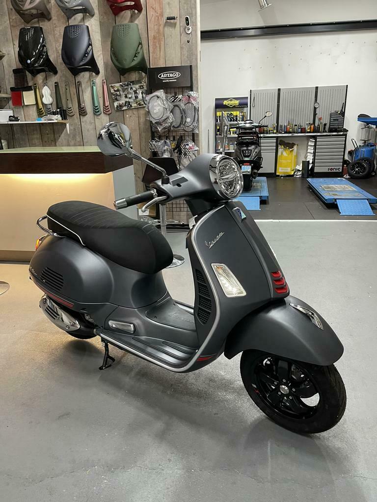 ≥ NIEUW Vespa GTS 300 supersport HPE euro 5 2022 mat grijs — Brommers |  Tuning en Styling — Marktplaats