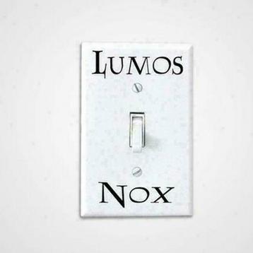 Harry Potter: muursticker Lumos / Nox, in zwart of roze beschikbaar voor biedingen