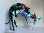 Podenco hond beeld sculptuur hout gekleurd windhond kunst