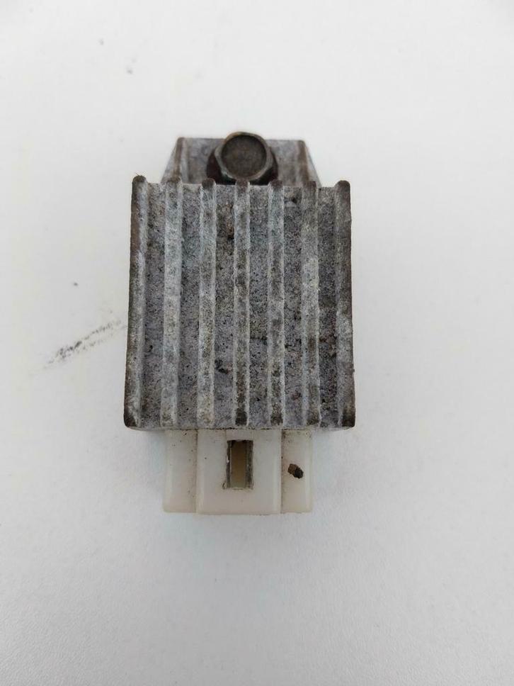 Spanningsregelaar Sym Mio 50 4T Jet DD50 Shark, Fietsen en Brommers, Brommeronderdelen | Algemeen, Zo goed als nieuw, Overige typen