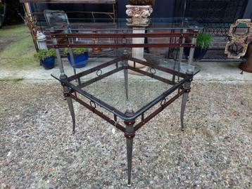 Sidetable en salontafel metalen frames met losse glasplaat. 