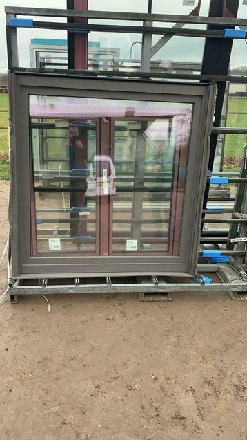 (96) Nieuw kunststof kiep raamkozijn houtnerf incl glas beschikbaar voor biedingen