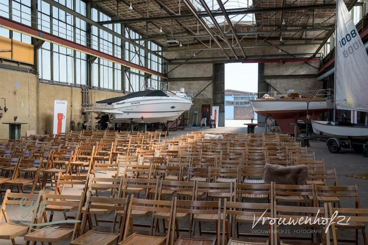 Houten klapstoelen te huur (850 stuks & 400 stuks wit), Hobby en Vrije tijd, Feestartikelen | Verhuur, Gebruikt, Geboorte of Huwelijk