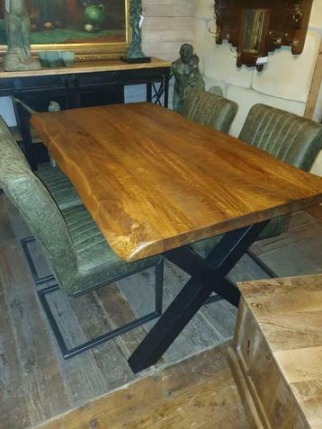 Eettafel mangohout, 1.60 tm 2.60 m, boomstamblad beschikbaar voor biedingen