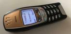 Nokia 6310 mobiele telefoon met lader.