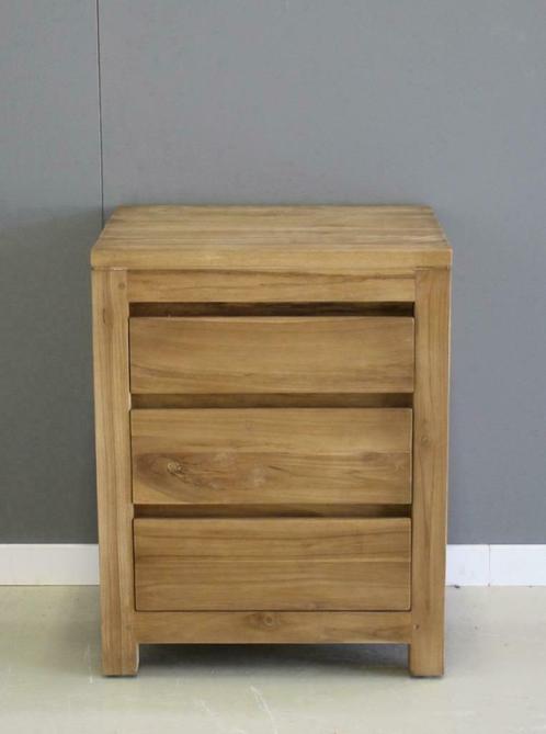 Teak nachtkastje met drie laden op voorraad bij Indoteak, Huis en Inrichting, Slaapkamer | Nachtkastjes, Nieuw, 55 tot 70 cm, Minder dan 45 cm