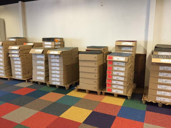 Desso Tapijttegels  €1,- per stuk, Huis en Inrichting, Stoffering | Vloerbedekking, Nieuw, Tapijttegels, Crème, Beige, Bruin, Grijs