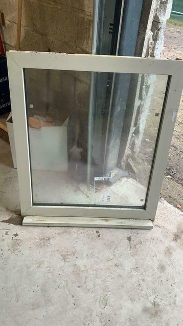 (79) Nieuw kunststof vast raamkozijn incl. glas beschikbaar voor biedingen