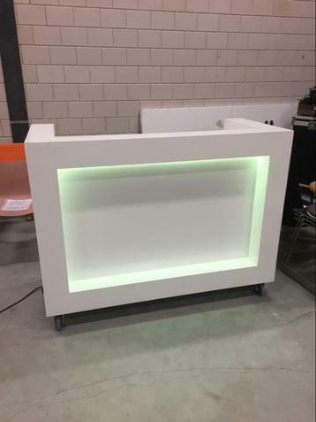 Dj booth / meubel hoogglans wit met led verlichting beschikbaar voor biedingen