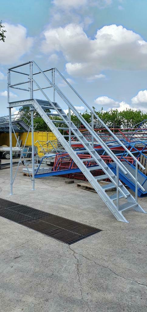 Stalen trap met bordes gegalv  2,8mtr nog3011, Doe-het-zelf en Verbouw, Ladders en Trappen, Nieuw, Trap, 2 tot 4 meter, Ophalen of Verzenden