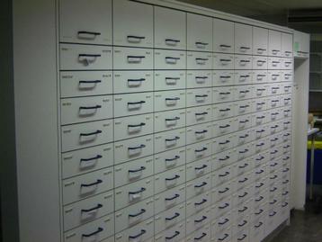 Apotheek laden kast met 8 zuilen/120 laden REFURBISHED beschikbaar voor biedingen