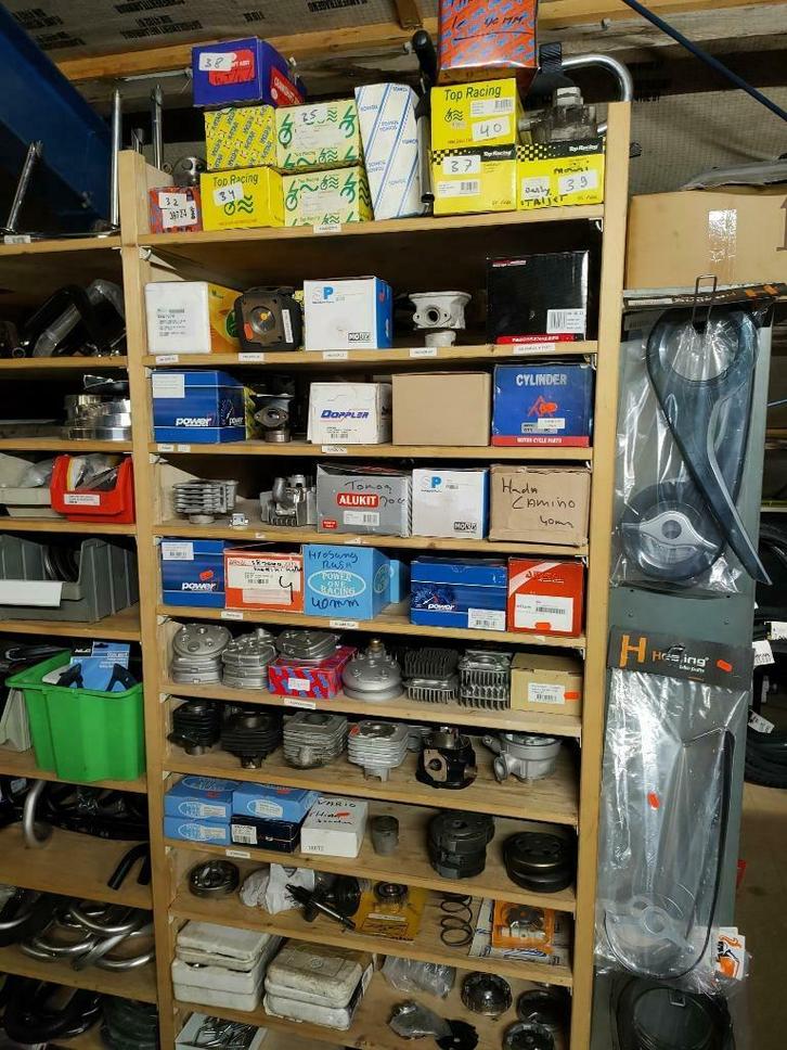 GROTE PARTIJ BROMFIETS EN SCOORTER ONDERDELEN IN 1 KOOP, Zakelijke goederen, Partijgoederen en Retail | Partijgoederen, Auto's en Fietsen