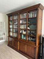 Antieke en prachtige boekenkast met glazen deurtjes
