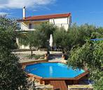Vakantiehuis vlakbij zee met zwembad tussen olijfbomen