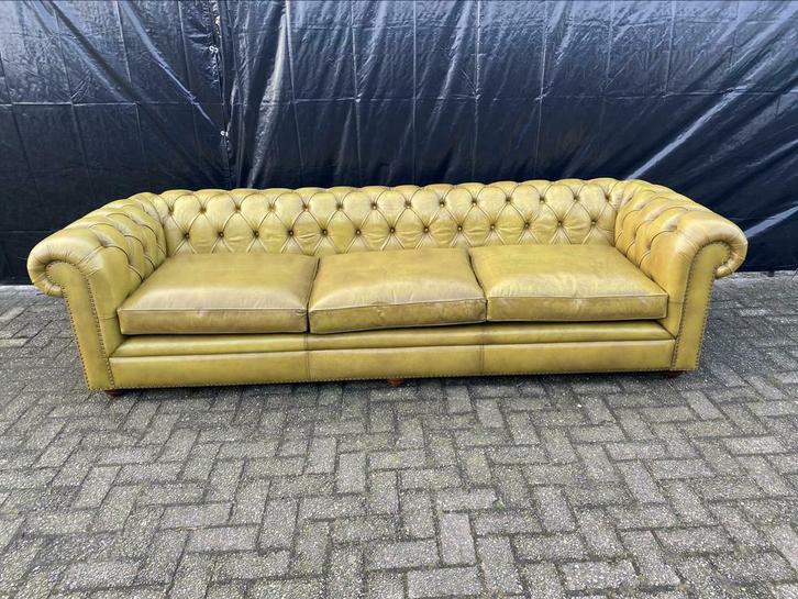 XXL CHESTERFIELD BANK MOSTERD HANDWASH GRATIS BEZORGD!, Huis en Inrichting, Banken | Bankstellen, Nieuw, 200 tot 250 cm, 75 tot 100 cm