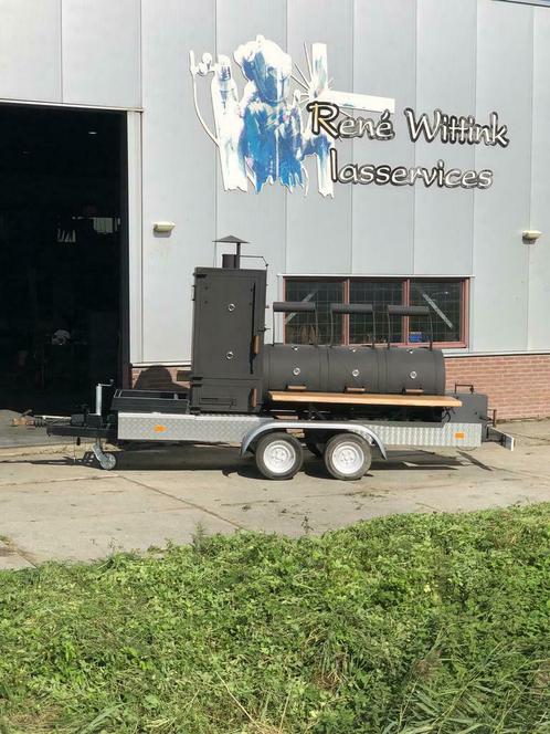 Te huur grote bbq smoker op aanhanger, Tuin en Terras, Houtskoolbarbecues, Nieuw, Met accessoires, Ophalen