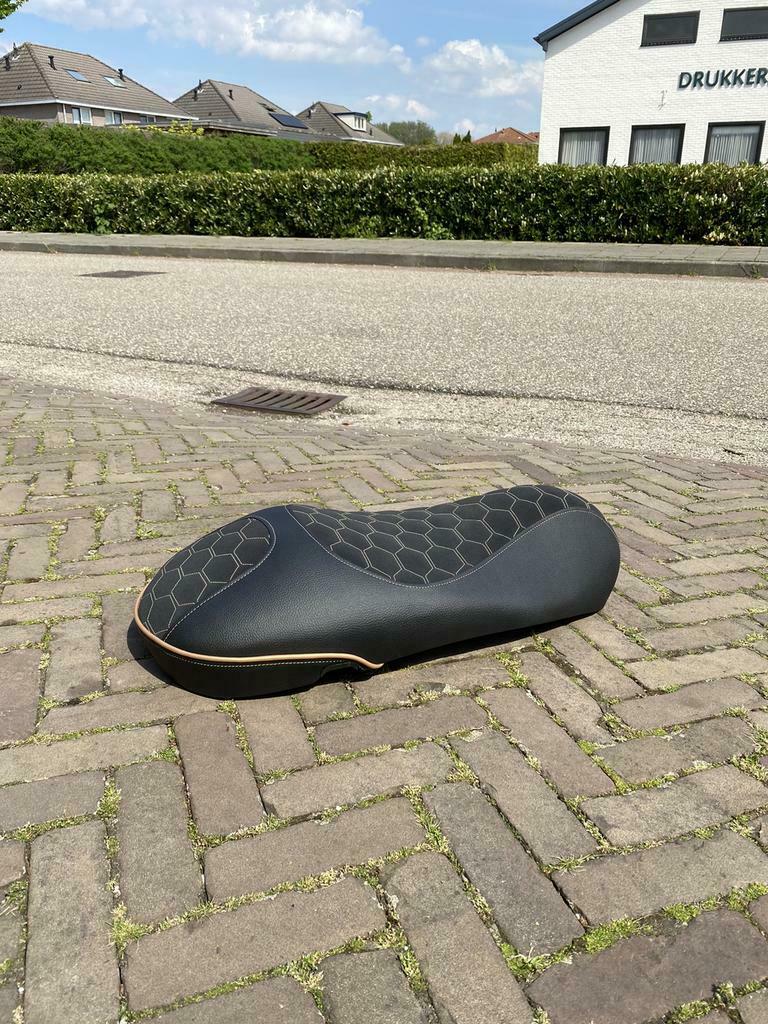 ≥ Custom mono zadel Vespa sprint 50/125cc (NIEUW!!) — Brommeronderdelen |  Scooters — Marktplaats