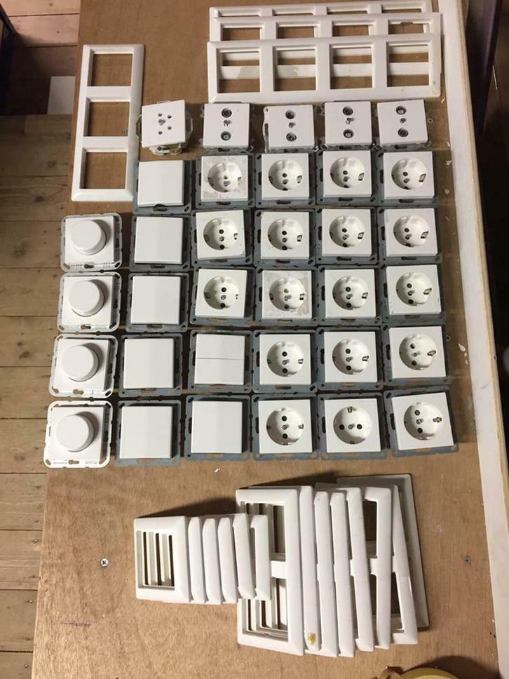 Jung schakelmateriaal stopcontacten AS500, st550, cd500, Doe-het-zelf en Verbouw, Elektra en Kabels, Gebruikt, Stopcontact, Ophalen of Verzenden