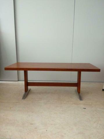 Vintage strakke salon tafel.