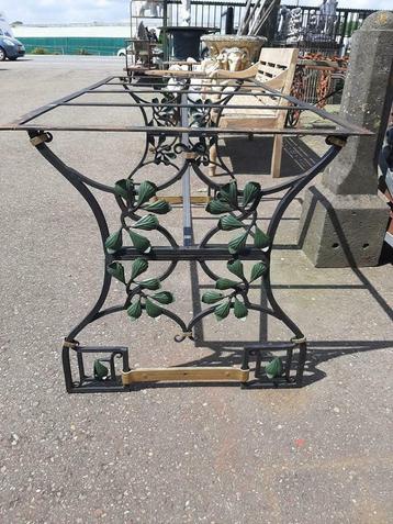 Art Deco tuintafel of tafel onderstellen en complete tafels beschikbaar voor biedingen