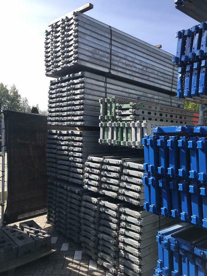 Mooie partij stalen roosters 0.32x3.07M U-oplegging Layher, Doe-het-zelf en Verbouw, Steigers, Zo goed als nieuw, Overige typen