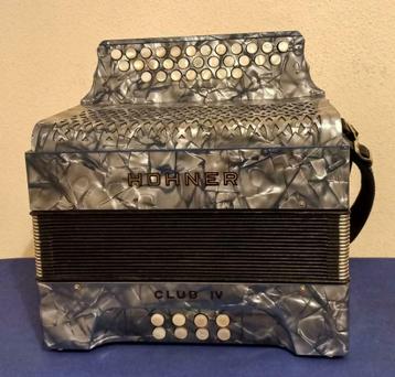 Trekzak Hohner Club IV, C/F, 3 rijer, 3 korig, 8 bassen. beschikbaar voor biedingen
