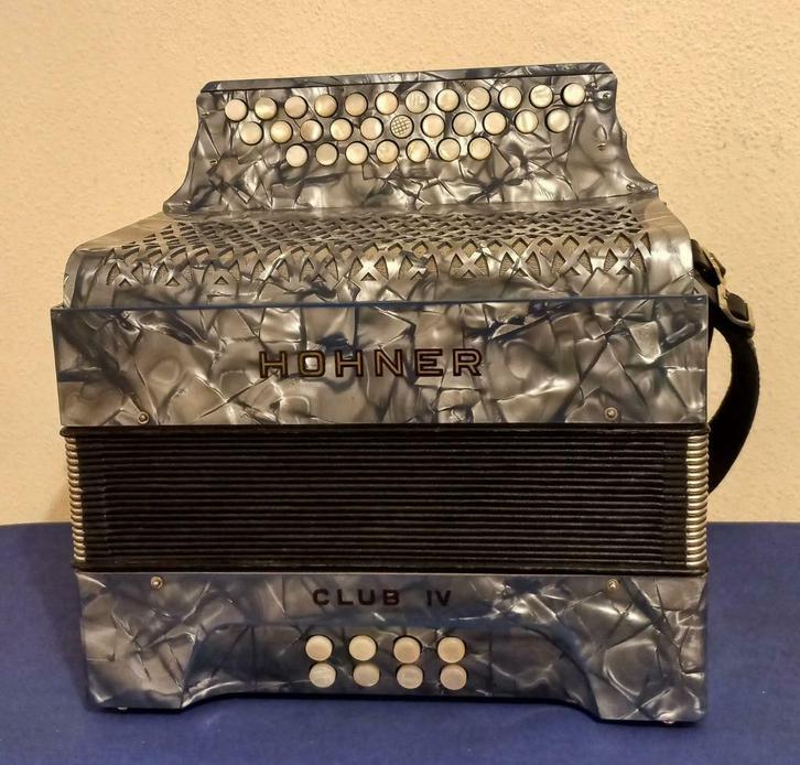 Trekzak Hohner Club IV, C/F, 3 rijer, 3 korig, 8 bassen., Muziek en Instrumenten, Accordeons, Gebruikt, Overige formaten, Hohner